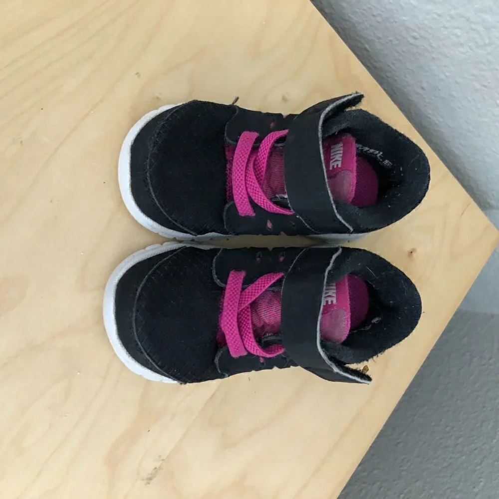 NIKE Flex Sneakers